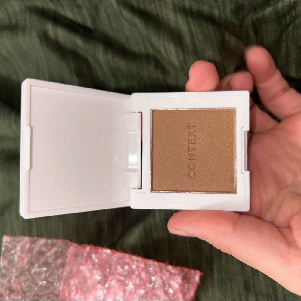 Context White Compact with Bronzer